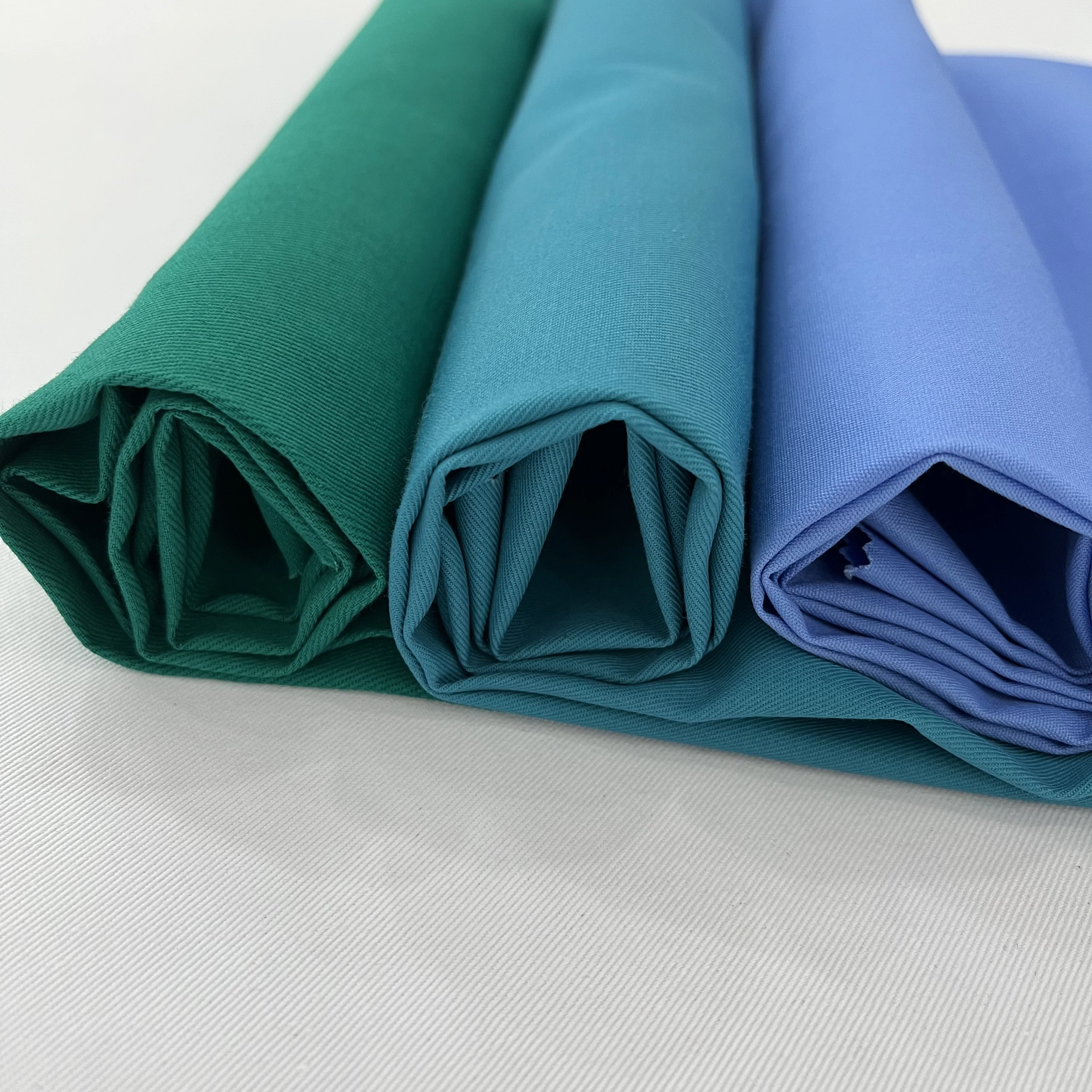 Фабрика ткани Yilong оптовая продажа экспорт саржевого плетения из полихлопка медицинская ткань для медицинских принадлежностей и униформа медсестры