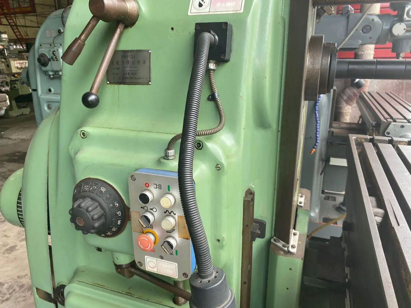 Horizontal Universal Lifting Table Milling Machine BYJC 6132 Good Performance