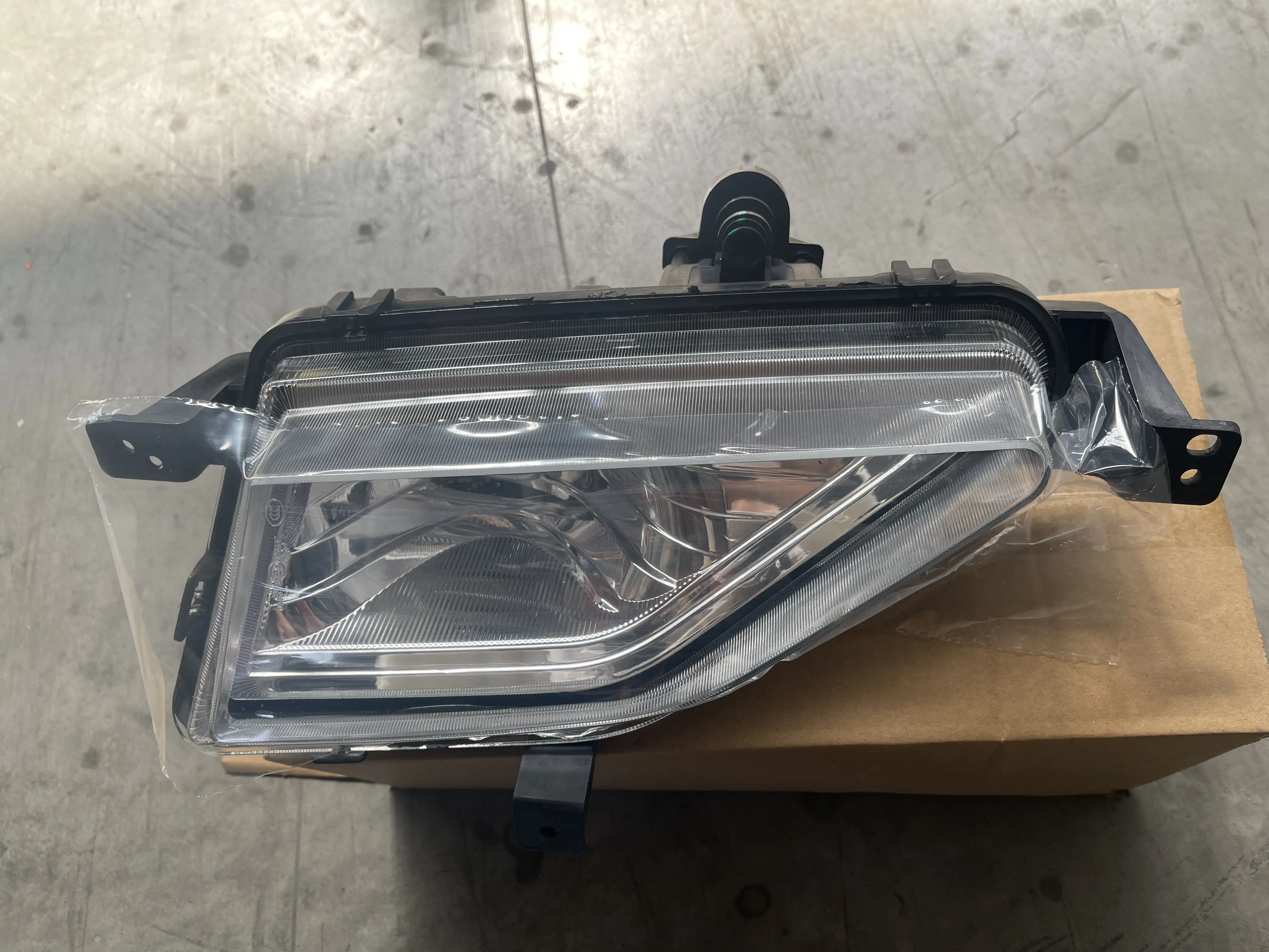 #C00076977 High Brightness Original  Genuine Auto Body Parts MAXUS Car Front Combination Fog Lamp/ Fog light manufacture