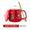 Taza navideña roja con tapa y cuchara, ideal para mantener la bebida caliente.