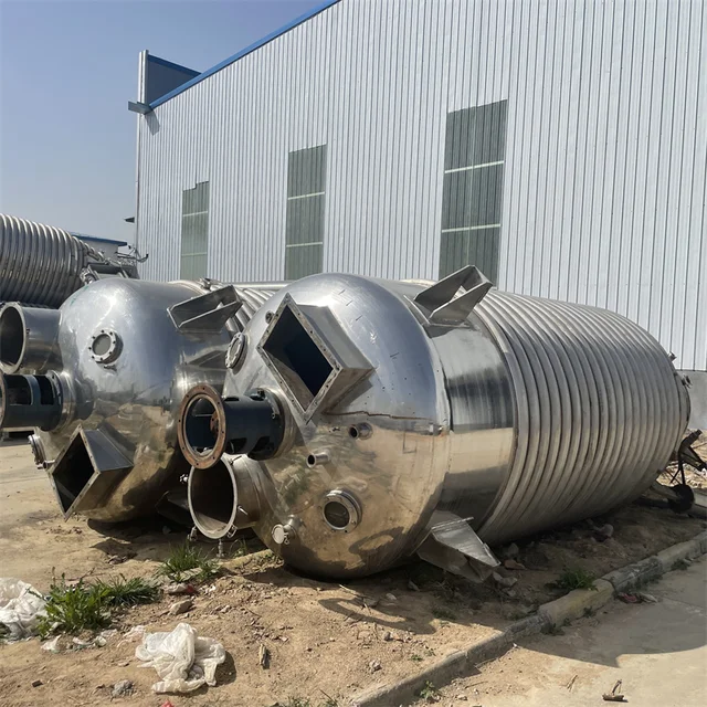 Customized stainless steel extraction tank for extracting plant essential oils. 2000-liter extraction tank.