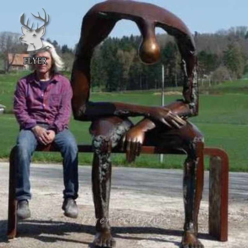 等身大抽象的な外観像 ブロンズ金属製 座る男性彫刻 モダンなブロンズ