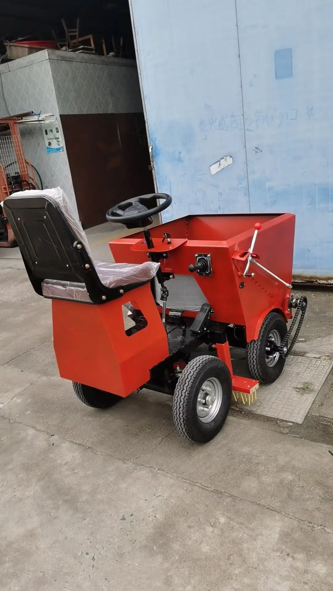 Ride-on Lawn Combing Grass and Sand Filling Machine Sand Spreader for Lawn
