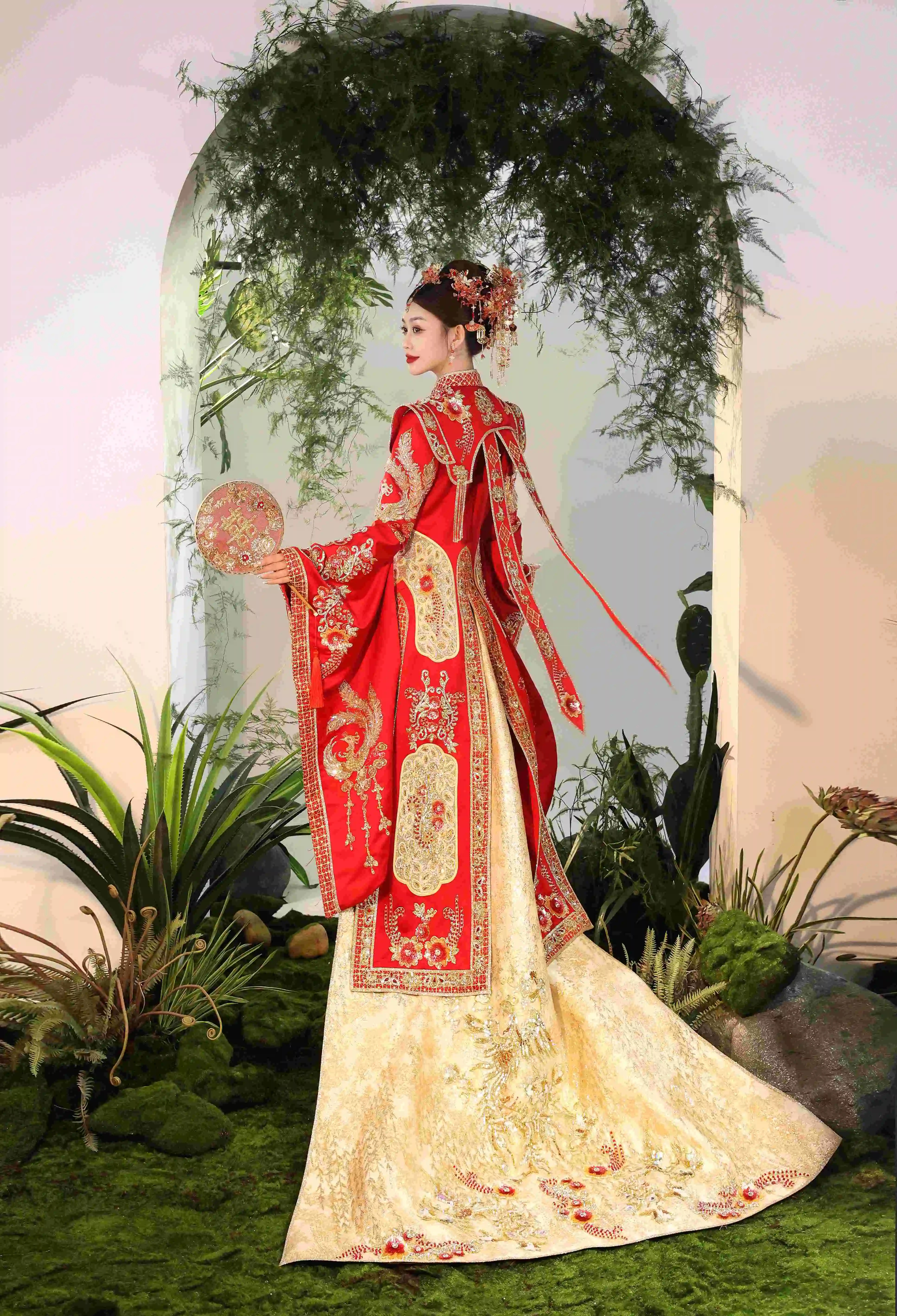 Luxurious Grand Heavy Work Chinese Women's Style Phoenix Embroidered Chinese Wedding Dress Luxurious Grand Heavy Work Chinese Women's Style Phoenix Embroidered Chinese Wedding Dress