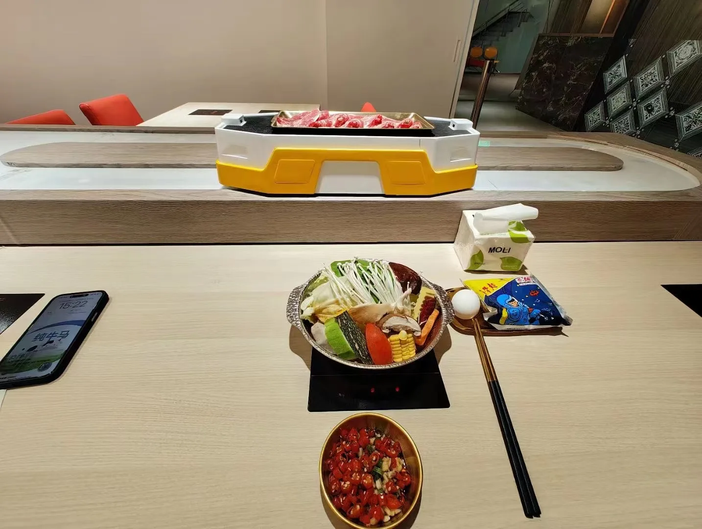 Intelligent Track Change Sushi Bar Running Machine Conveyor Belt  With Food Delivery Robot