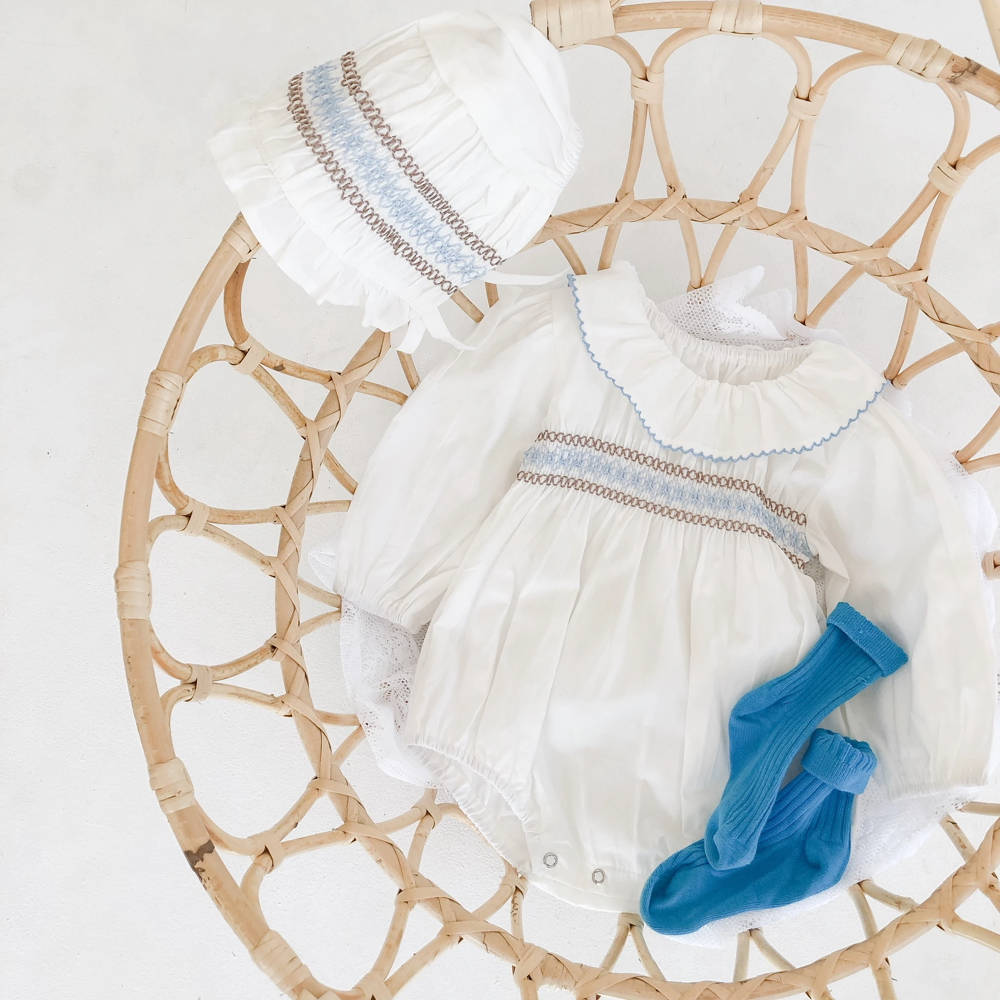 Осенняя одежда для маленьких девочек, одежда в стиле принцессы с воротником в виде листьев лотоса, треугольная одежда с длинными рукавами для скалолазания и шапкой