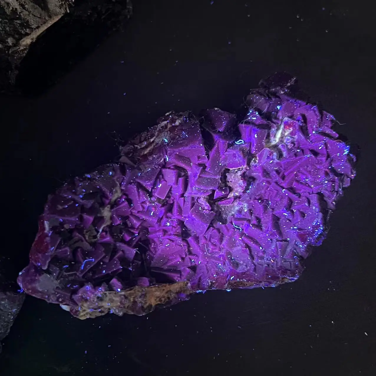 Natural Crystal Uv Reaction Reiki Gemstone Raw Black Rose Fluorite Specimen  for Gifts Healing