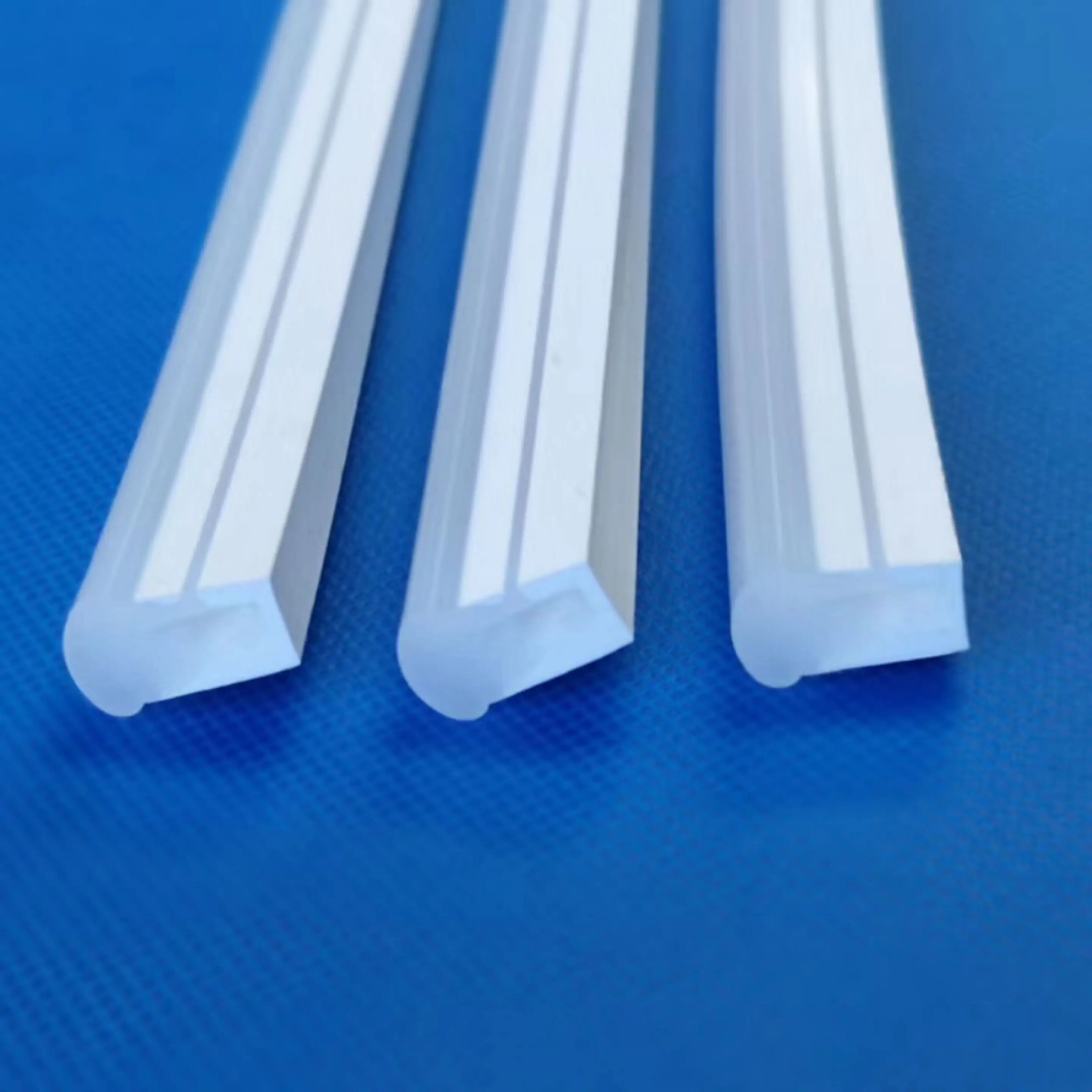 Özelleştirilebilir Yaşlanmaya Karşı Silicone Boru Saydam Esnek LED Şeridi Su Karşı Molding Kesme İşlem Özelleştirilmiş Boyutlar