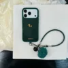 Portachiavi cavallo dorato piccolo in velluto verde con pon pon di pelliccia.
