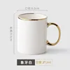 Tasse blanc ivoire avec bordure dorée