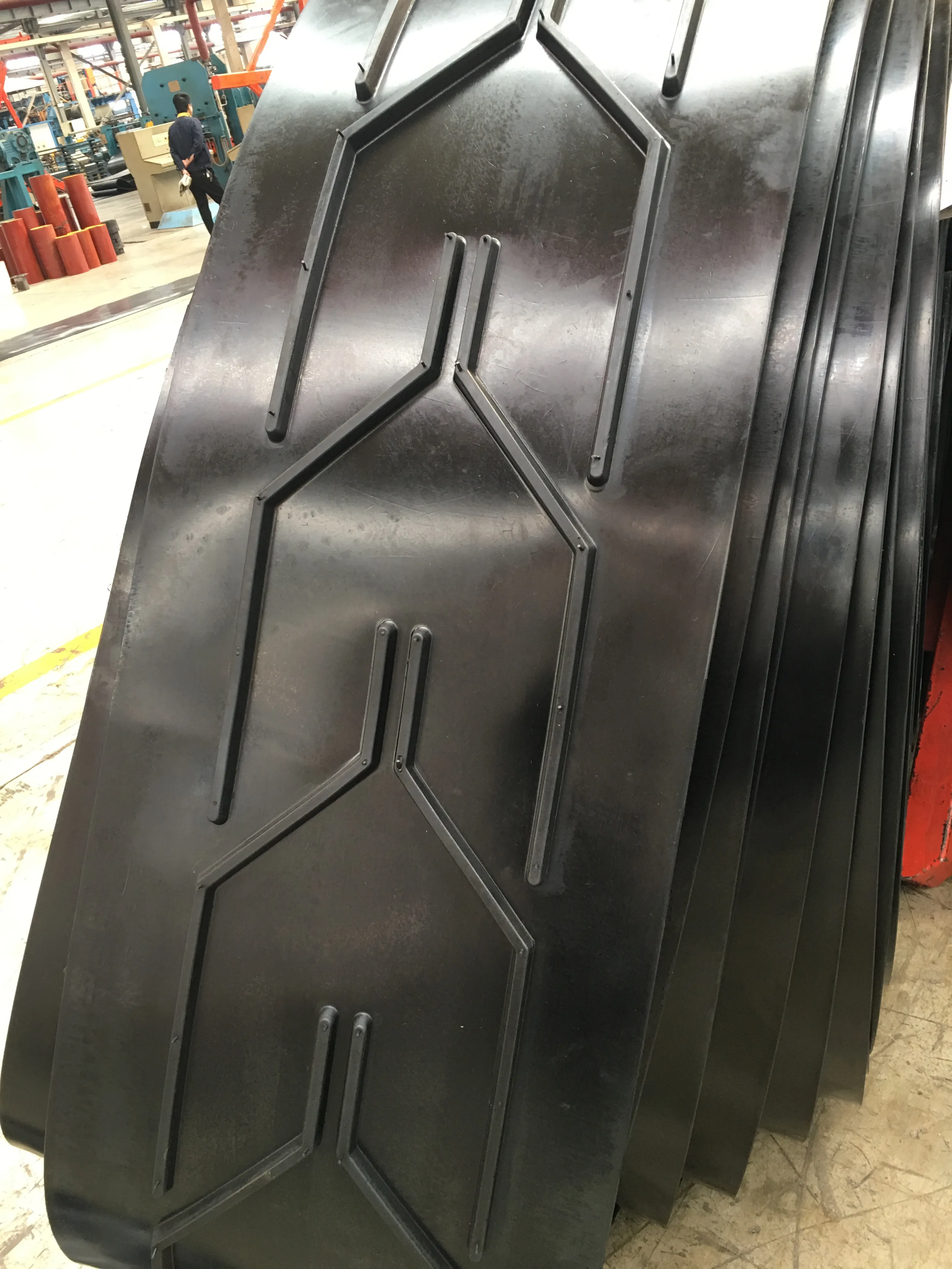 Customized EP Rubber 400 4 Layered Width 1000mm Seamless Figured Chevron Pattern Portable Conveyor Belt for Sand and Gravel