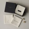 Etiquette beige avec logo imprimé