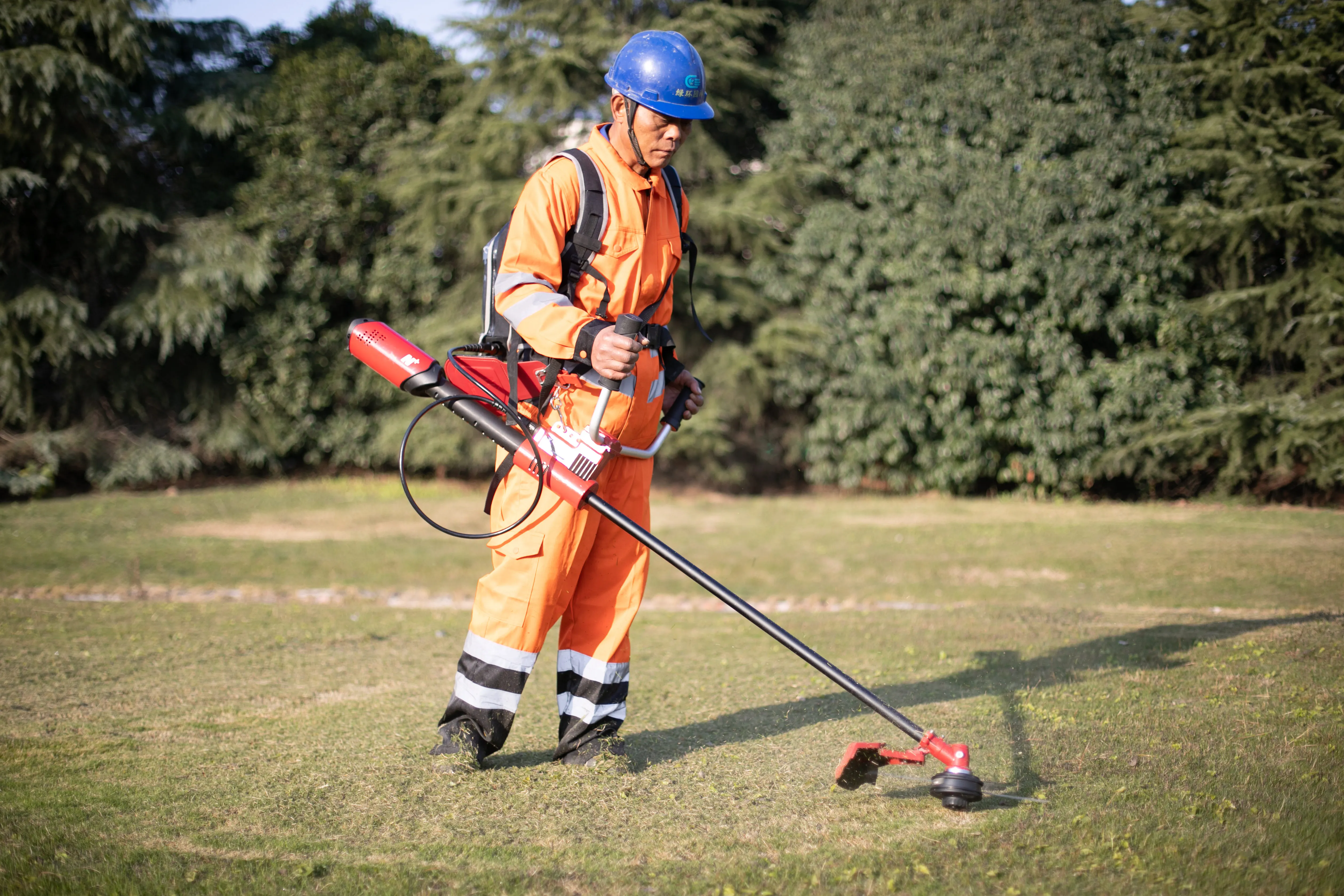 Strong Power Electric Grass Cutter New Energy Equipped With Brush-less Motor Garden Tool Professional Brush Cutter