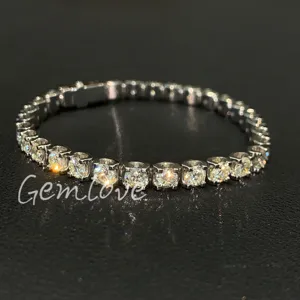 Luxurious 18K gold women's bracelet, IGI-certified lab-grown round-cut diamonds, custom jewelry design, perfect for gifting