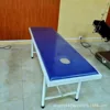 Table d'examen avec tête en acier revêtu de poudre