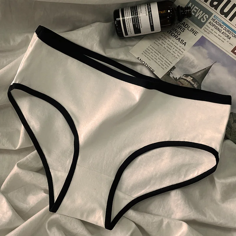 Hot-selling Women's Beautiful Sexy Panties for Woman Underwear Mid-waist Day Black and White Cotton Women's Triangle Pants