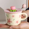 Piccoli fiori rossi freschi, con coperchio e cucchiaio rosa