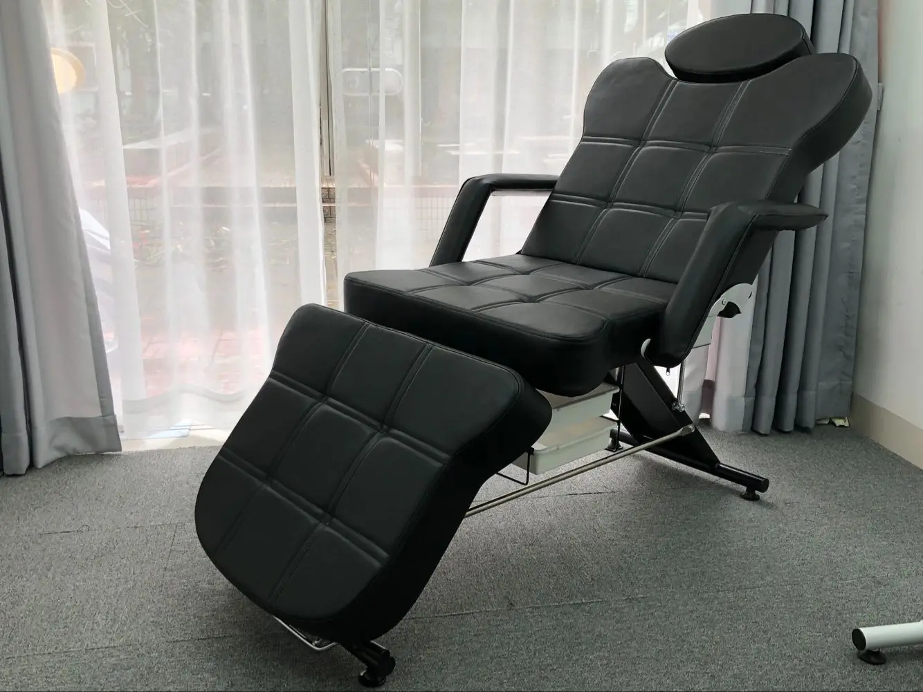 High Quality Modern Metal Frame Adjustable Beauty Salon Cosmetic Bed Massage Table Tattoo Chair PVC PU Leather High-Density Foam