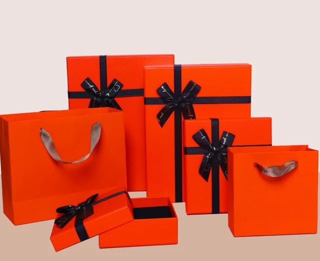 The Factory Customizes a Variety of Printing Methods for Sturdy and Durable Paper Bags with Handles.