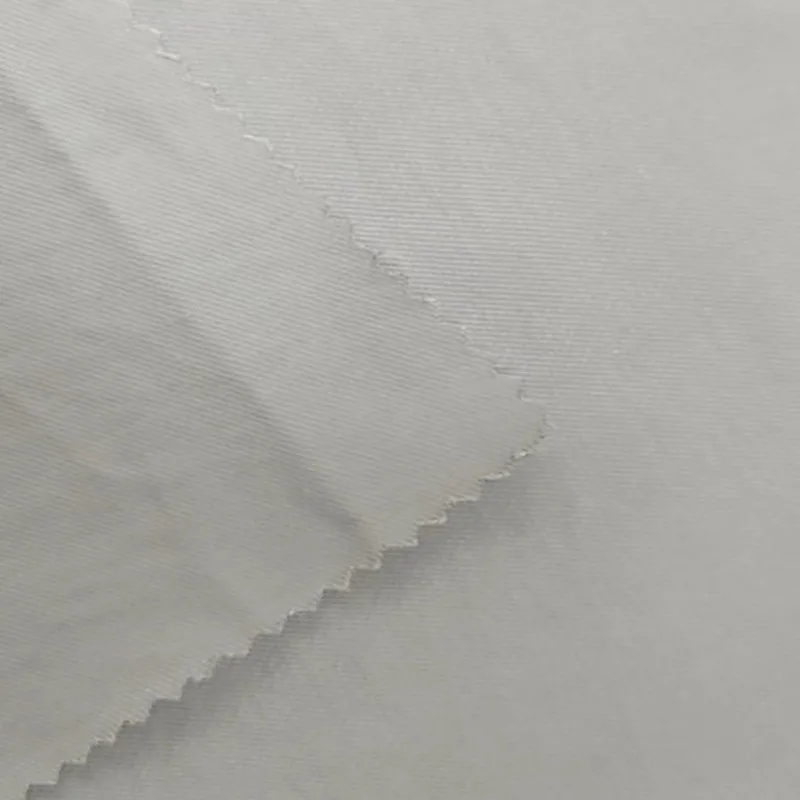 Нейлоновый хлопок 70D * 21S переменная саржа NC Водонепроницаемая 2/4 155Gsm куртка Готовая в наличии