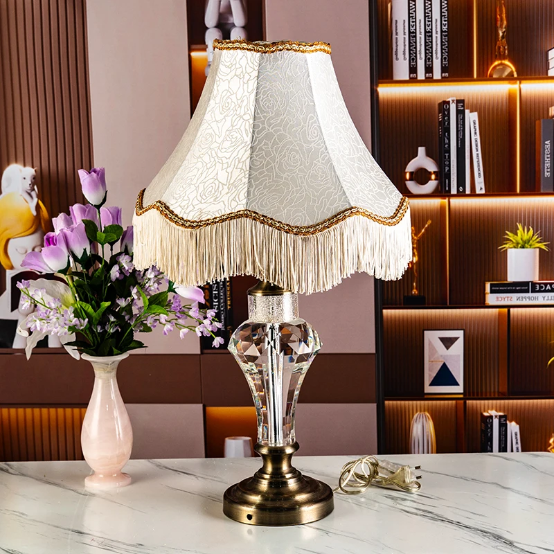 Gros Base Métallique Haut de Gamme Mode Luxueux Décoration pour Maison Table à Manger Chambre à Coucher Ornement Lampe de Bureau en Verre Cristal