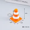 Cono de tráfico: naranja y blanco