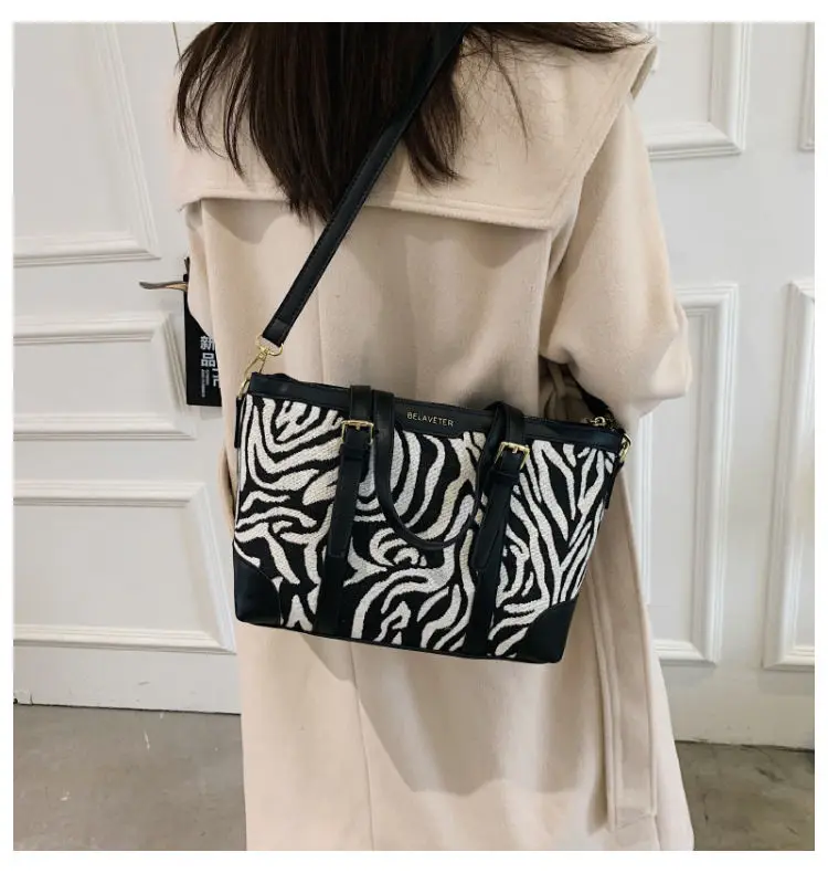 zebra print shoulder bolsa
