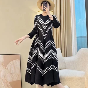 Korean-style Elegant Pleated Dress with Polka Dot Design, Long-sleeved Round-neck Dress