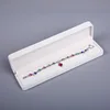 Caja blanca de cadena larga.