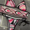 Bikini negro (pañuelo en la cabeza)