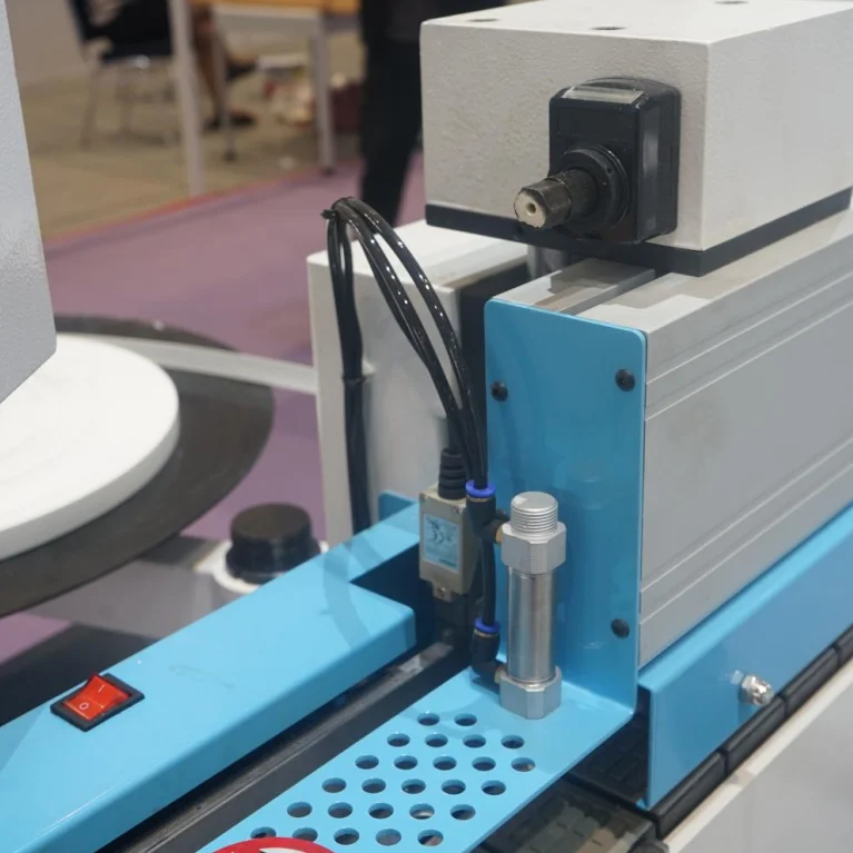 Высокоэффективный полностью автоматический кромкооблицовочный станок для