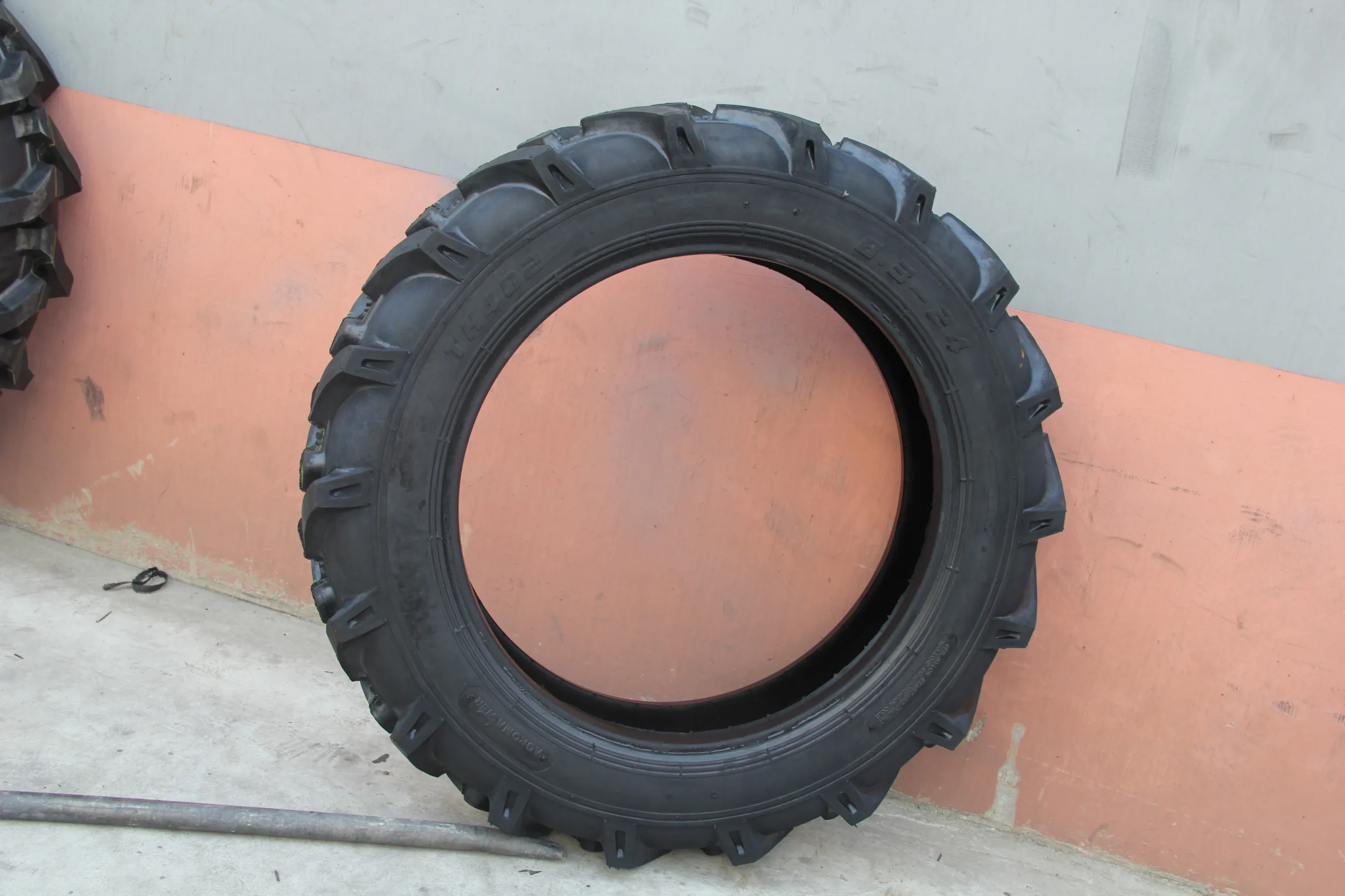 Cheap Price Tractor Tyre R1 Pattern 14.9 28 16.9 30 13.628 18.430