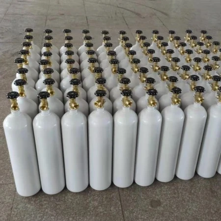 Голубые и белые газовые баллоны 2 л с индивидуальной упаковкой