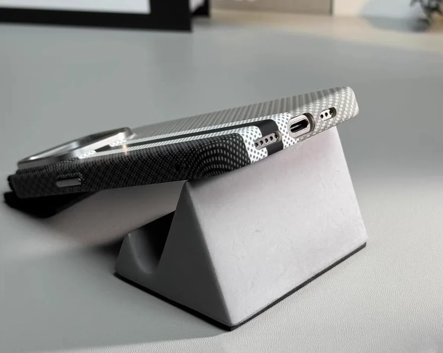 iPhone15ProMax新款现货到货手机壳磁性硬壳碳纤维颗粒防摔保护套