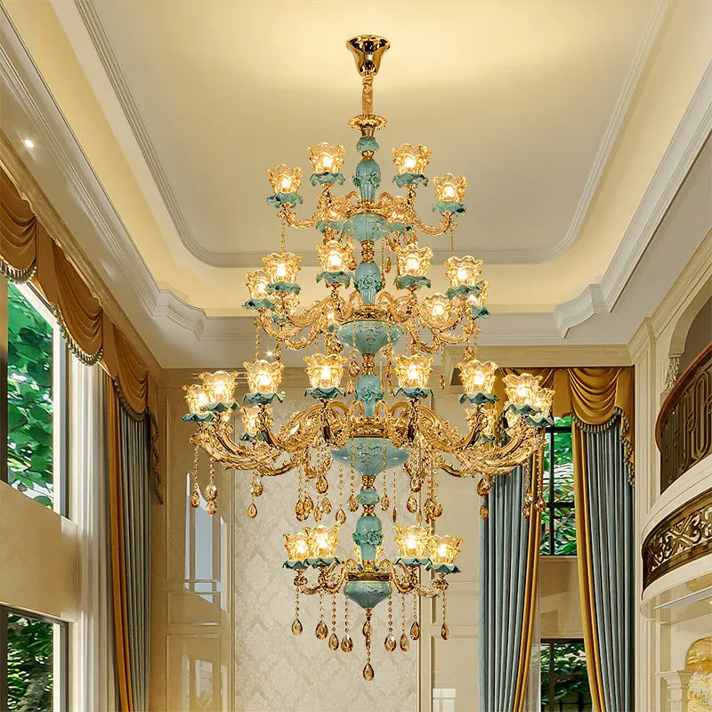 Villa-Maisonette-Wohnzimmer mit vollem Farbspektrum, großes dreistöckiges Treppenhaus im europäischen Stil, offener Mezzaninbereich, Kronleuchterbeleuchtung