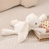 Lapin blanc style couché