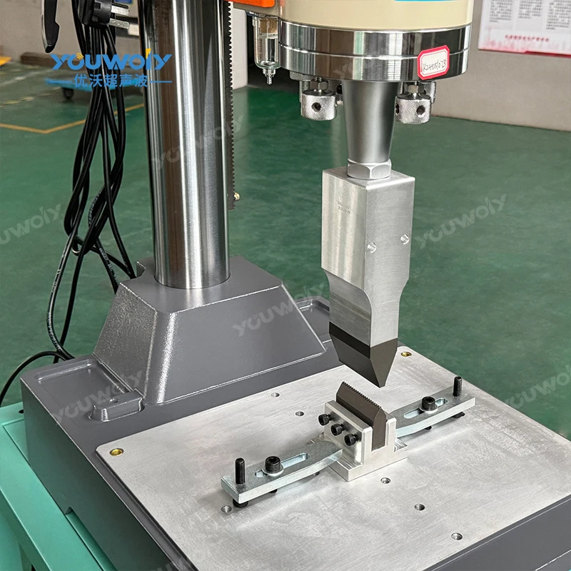 Professional CE Testified LCD Digital Control Intelligent Ultrasonic Welding Machine for Lanyard Ribbon Card Holder