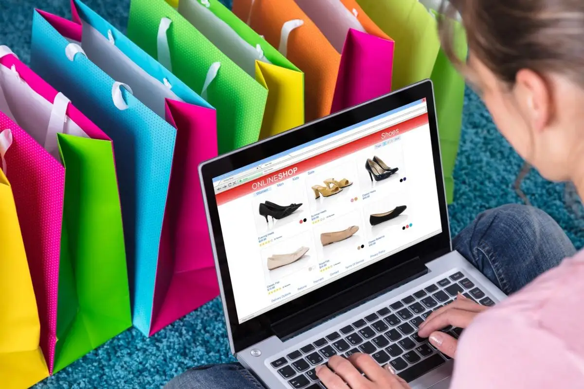 Новые сайт покупок. Покупки в интернете. Интернет шоппинг. Покупка одежды в интернете.