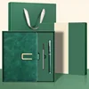 Verde pino + bolígrafo metálico + repuesto de bolígrafo + bolsa de regalo con caja.