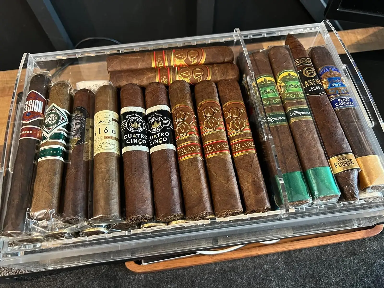 RAYI Custom Modern Clear Large Acrylic Cigar Humidor Box High Airtight Display Case With Lid