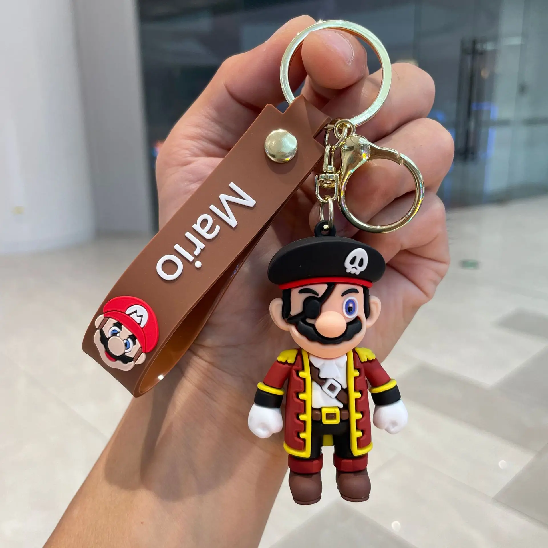 4種類の漫画風ルイージ・マリオのオデッセイPVCキーホルダー、海賊コスチュームを着たマリオ・カウボーイのキーホルダー、シルクハットの衣装ペンダント付き