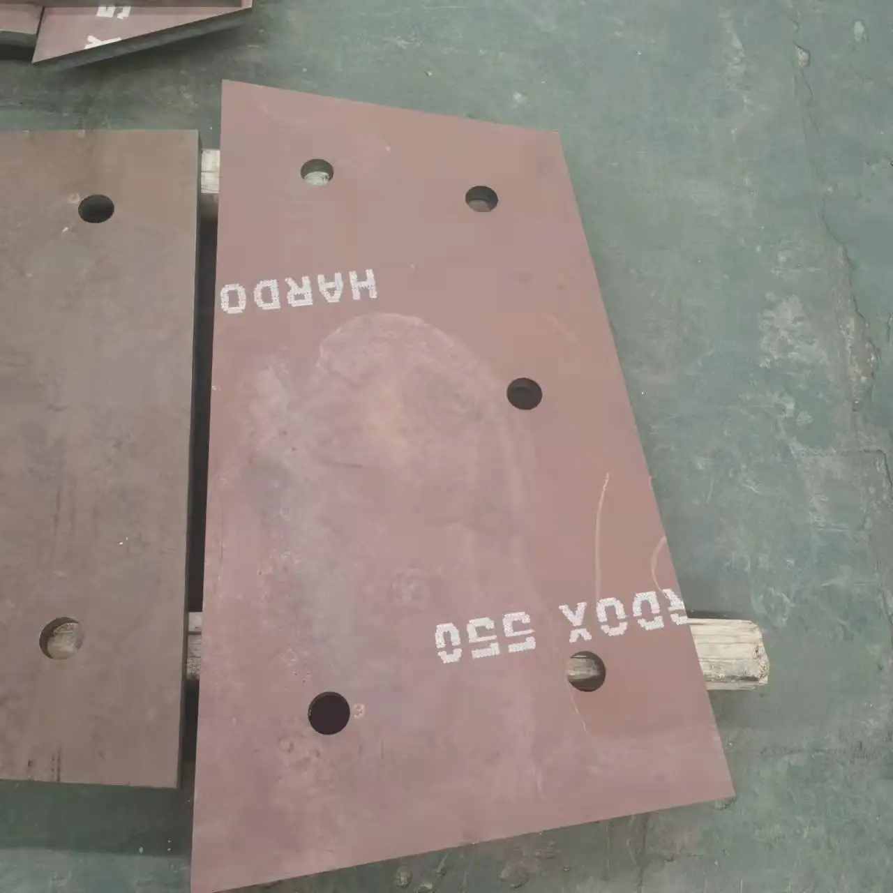 HB400 HB450 AR400 AR450 Hard Oiled Black Price ASTM AISI JIS BS Alloy Carbon Steel XAR450 XAR500 XAR600 Steel Plate