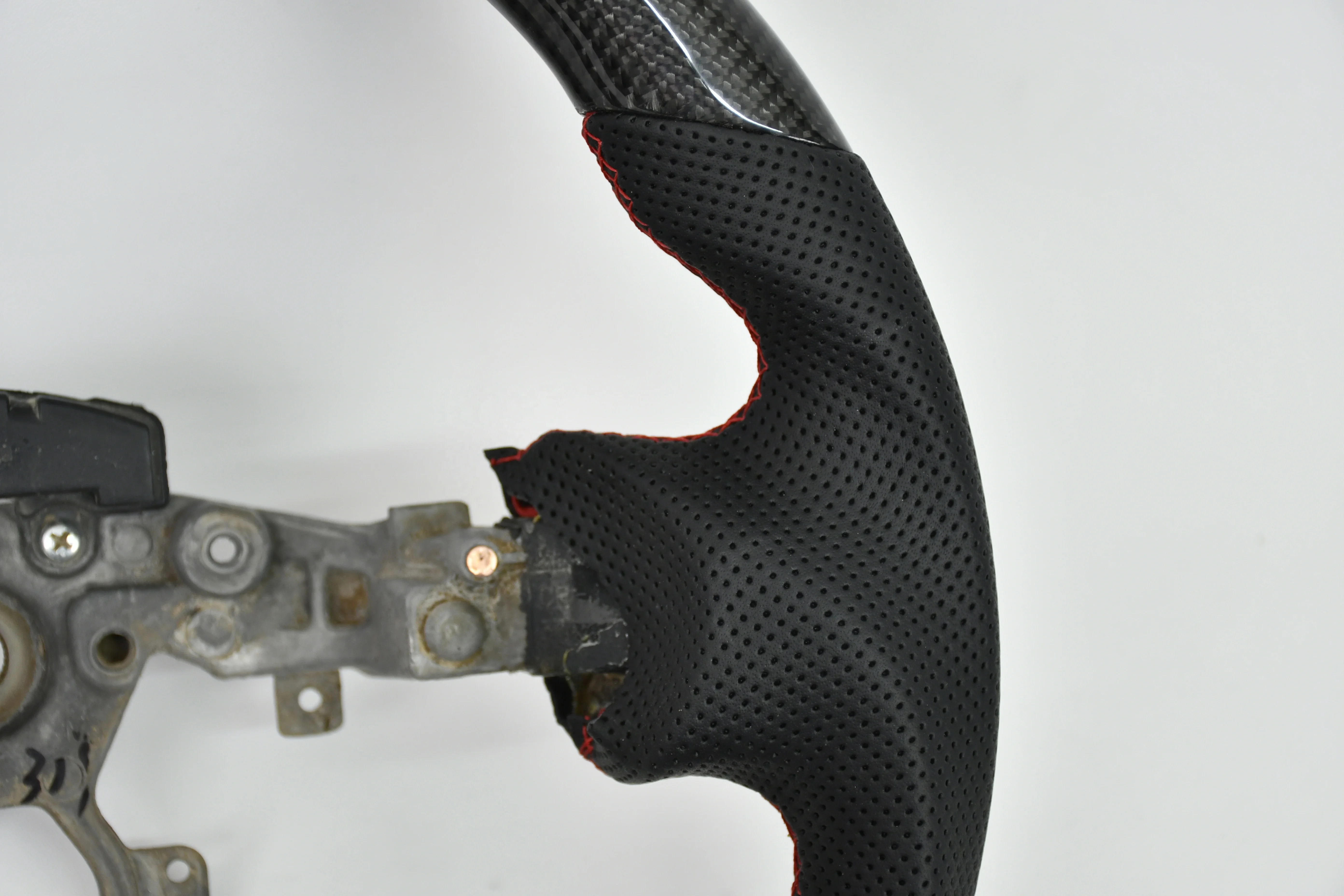 Руль из углеродного волокна ручной работы на заказ перфорированная кожа для 370Z Coupe