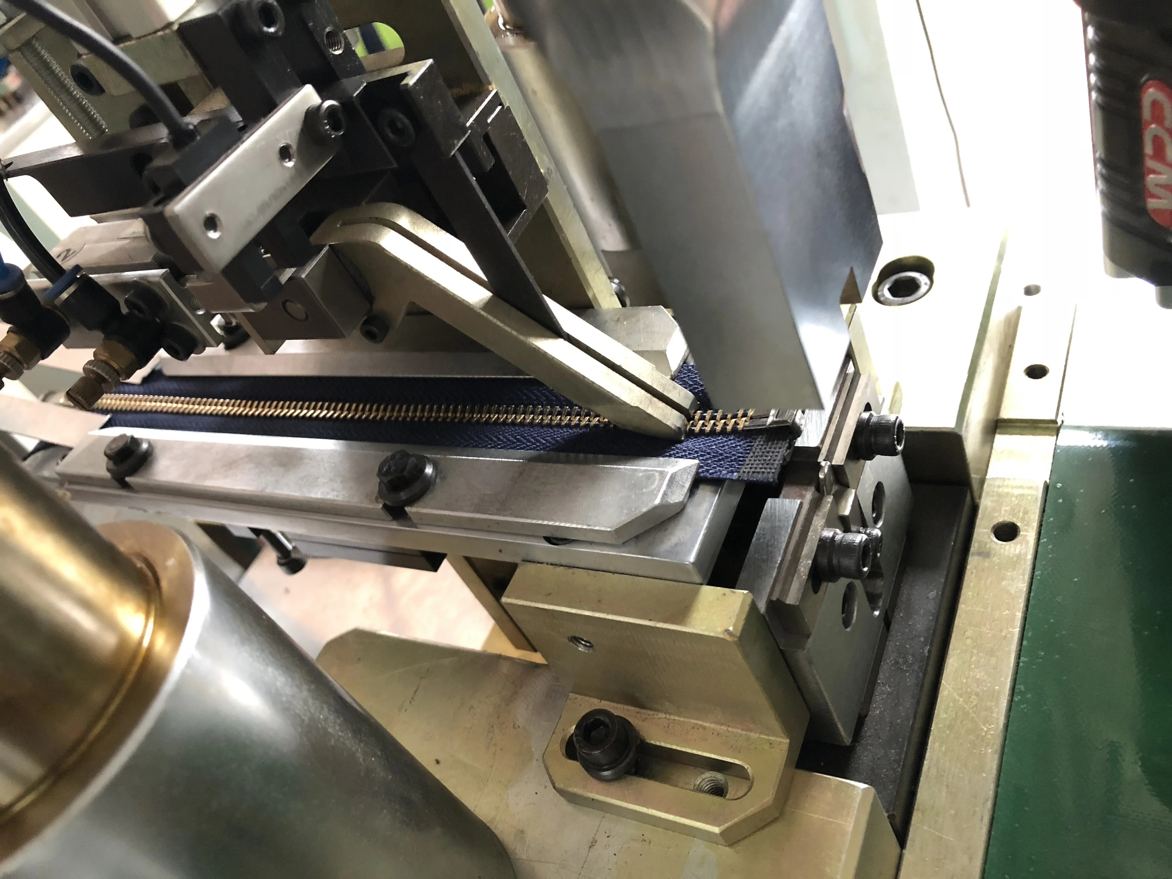 Auto Zipper Ultrasonic Pulling Open End Cutter  Machine