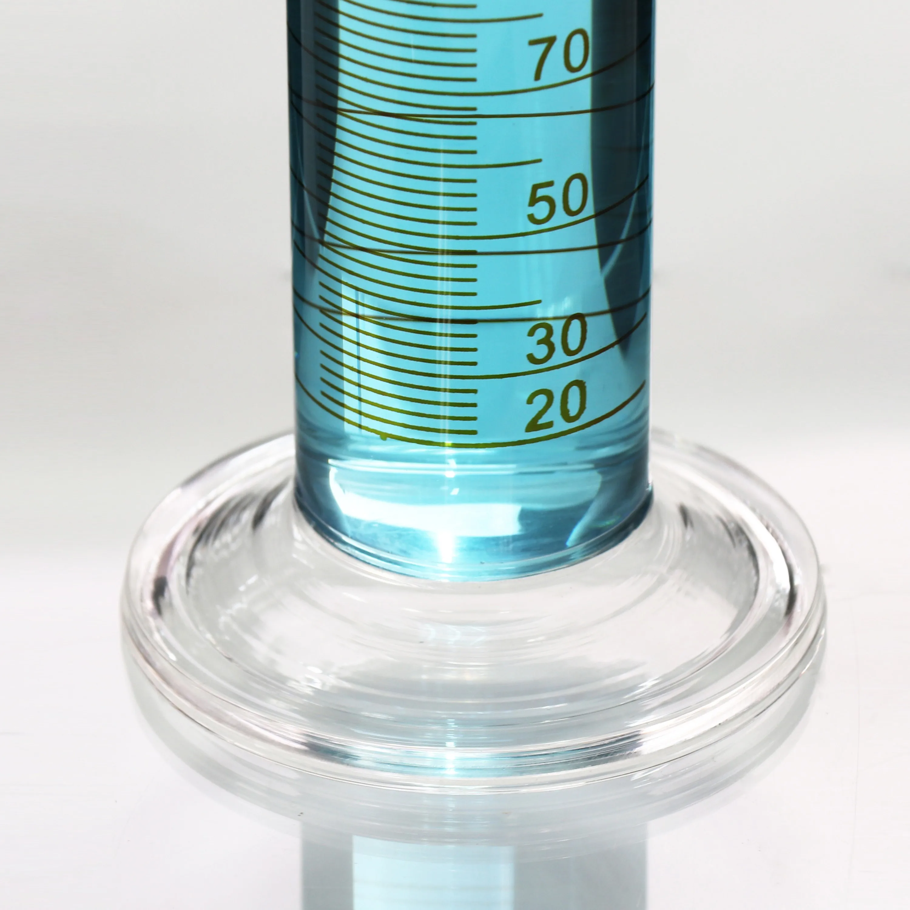 它是一种圆柱形容器,具有笔直的圆柱体,在其侧面标记了体积刻度,并