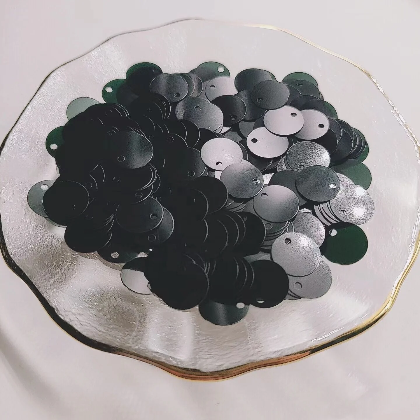 Оптовая продажа с завода, разноцветные круглые плоские пайетки 10 мм из ПВХ для украшения одежды