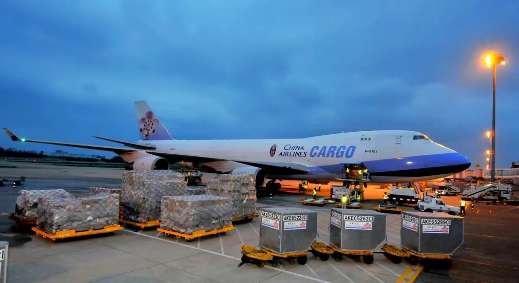 Международные перевозки воздушным транспортом. Air China Cargo. Авиаперевозка грузов. Авиадоставка из Китая. Грузовой самолет.