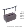 Caja de pañuelos roja hecha de bambú.