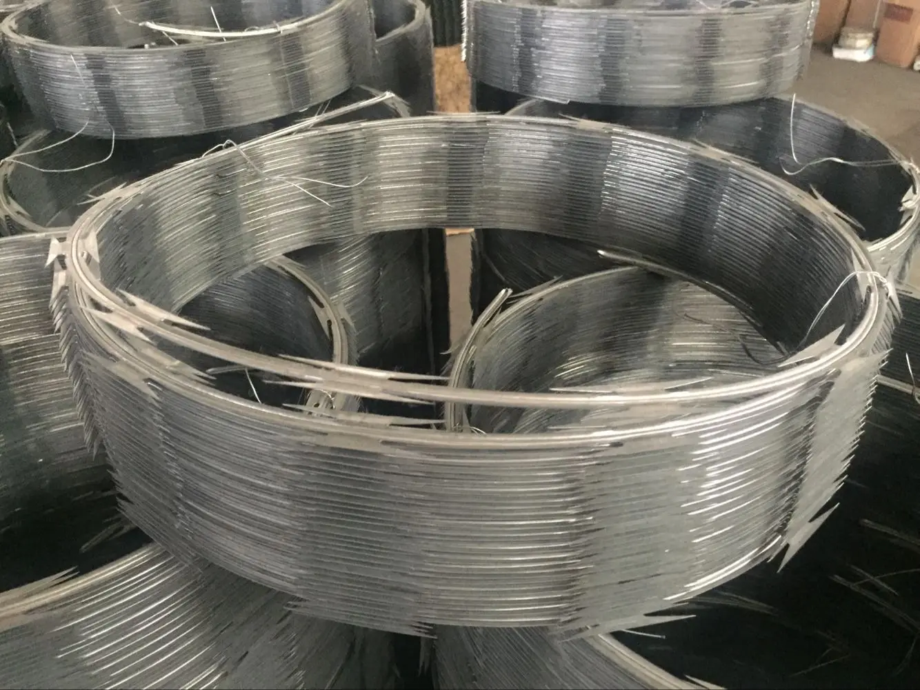 Poland 900mm Coil Thermal BTO-22 Concertina Razor Barbed Wire| Alibaba.com