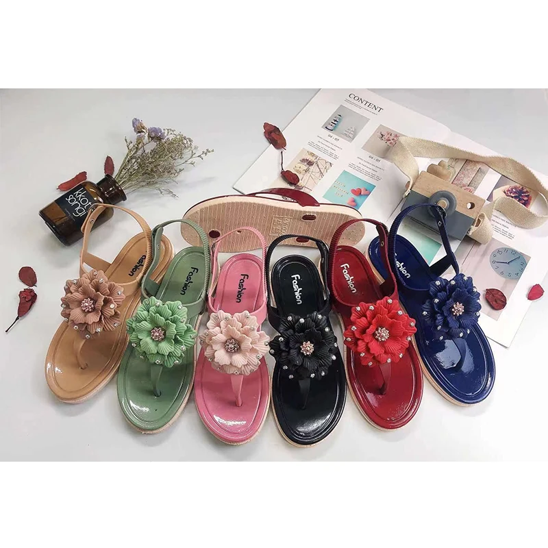 
 Сделанные в Китае красивые дизайнерские женские туфли и сандалии из поливинилхлорида  